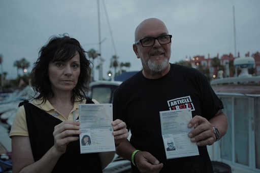 Maria Guerra et Alain Gomez avec leur passeport de citoyenneté universelle - crédit photo : Antonin B.