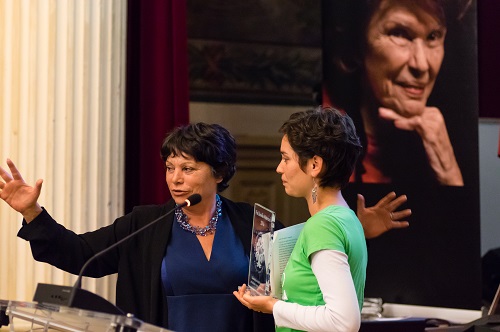 Michèle Rivasi remet le prix Danielle Mitterrand au mouvement Alternatiba