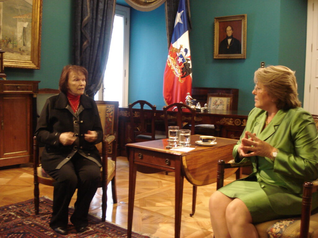 EN 2009, Danielle Mitterrand et la présidente du Chili Michelle Bachelet