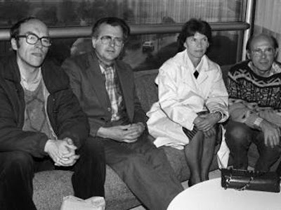 Pierre Dubois (2ème à gauche) avec 2 autres prêtres français et Danielle Mitterrand à l'aéroport de Roissy, après son expulsion du chili, le 12 mars 1986.